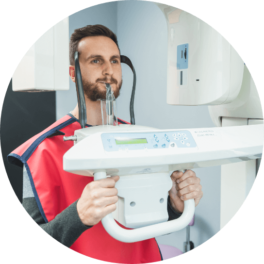 Mężczyzna podczas wykonywania prześwietlenia szczęki